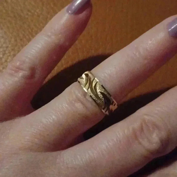 💙🌹New yellow tone wedding band - Picture 3 of 8